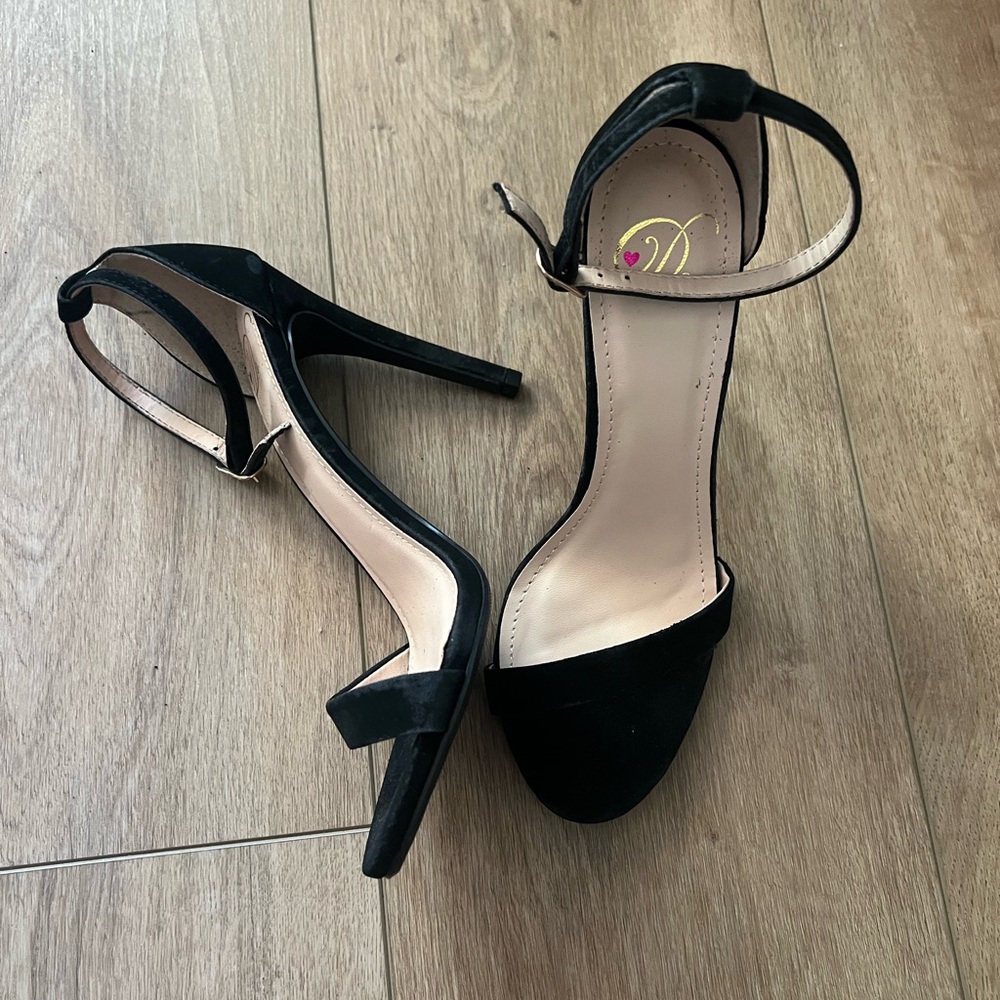 Heart In D Elegant Black Strap High Heel Sandals size 6 1/2